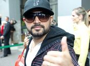 Luciano Camargo deixa o hospital e faz sinal de positivo