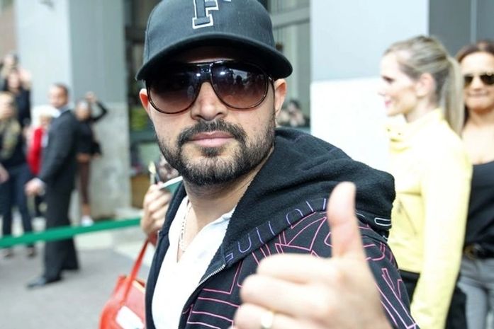 Luciano Camargo deixa o hospital e faz sinal de positivo