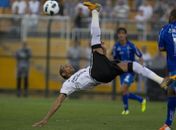 Corinthians inicia conversas e confia em renovação com Liedson