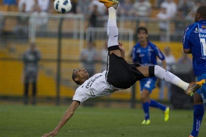Corinthians inicia conversas e confia em renovação com Liedson
