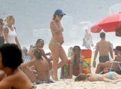 Luana Piovani exibe barriguinha de grávida em dia de praia no Rio