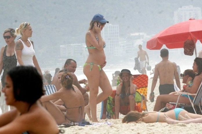 Luana Piovani exibe barriguinha de grávida em dia de praia no Rio