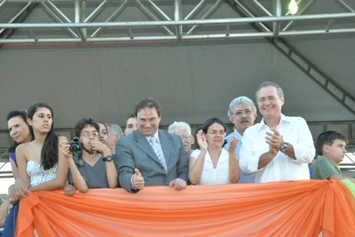 Luciano e Renan assistem ao desfile das comemorações alusivas aos 87 anos de emancipação política de Arapiraca