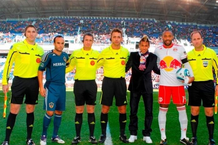 Neymar com o capitão do Galaxy Landon Donovan e Henry do New Yor Red Bull.