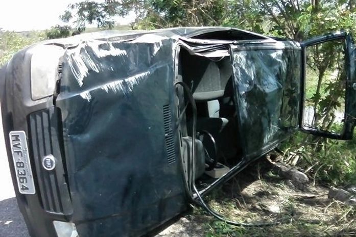 Mulheres capotam carro, uma morre e três ficam feridas em Delmiro Gouveia