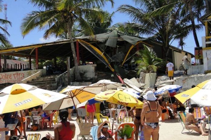 Parte de barraca, desativada há um ano, desaba na praia do Francês