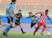 Fágner em ação pelo Balzan de vermelho.