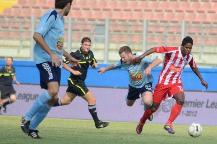 Fágner em ação pelo Balzan de vermelho.