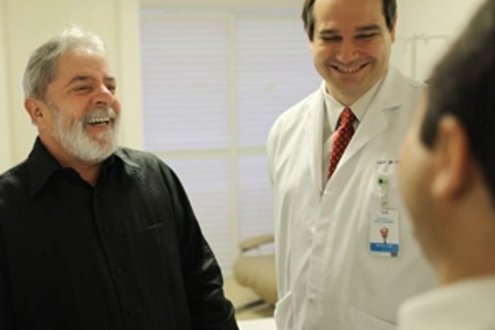 Após exame, médicos confirmam que câncer de Lula é localizado