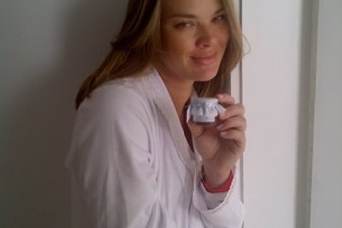Letícia Birkheuer conta no Twitter que o filho já está com quase 5kg