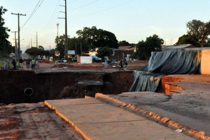 Em Campo Grande, erosão que 'engoliu' rua já atinge calçada