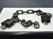 Mãe é presa em MS por acorrentar 'esporadicamente' o filho em cadeira