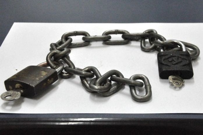 Mãe é presa em MS por acorrentar 'esporadicamente' o filho em cadeira