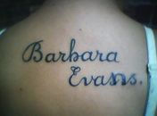 Fã tatua o nome de Bárbara Evans, mas esquece o acento e ainda erra na grafia e tenta consertar! 