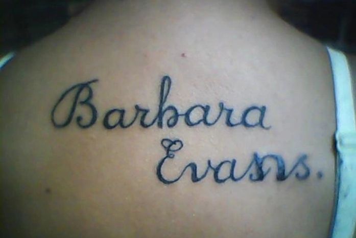 Fã tatua o nome de Bárbara Evans, mas esquece o acento e ainda erra na grafia e tenta consertar!