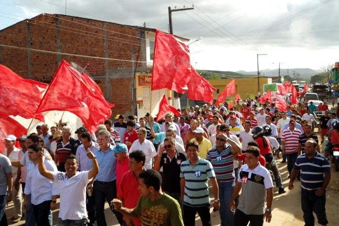 Vermelho toma conta de Joaquim Gomes na convenção para prefeito
