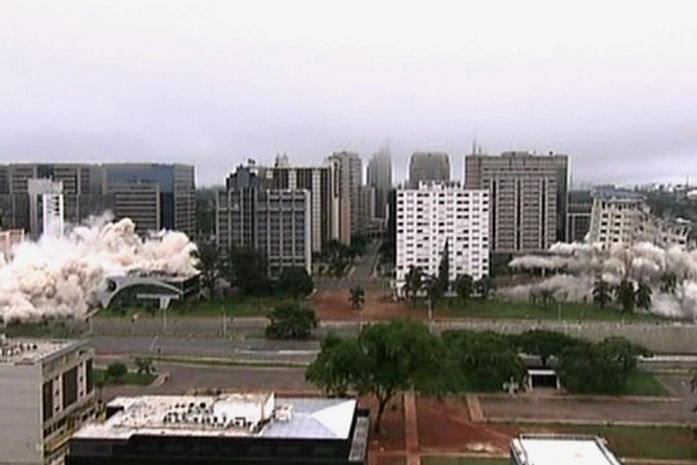 Dois hotéis antigos no centro de Brasília foram implodidos nesta quarta-feira. No local serão construídos dois novos hotéis, mais modernos, para a Copa de 2014. A operação custou R$ 1,3 milhão