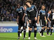 Brasileiros Ramires e David Luiz comemorando gol do Chelsea.