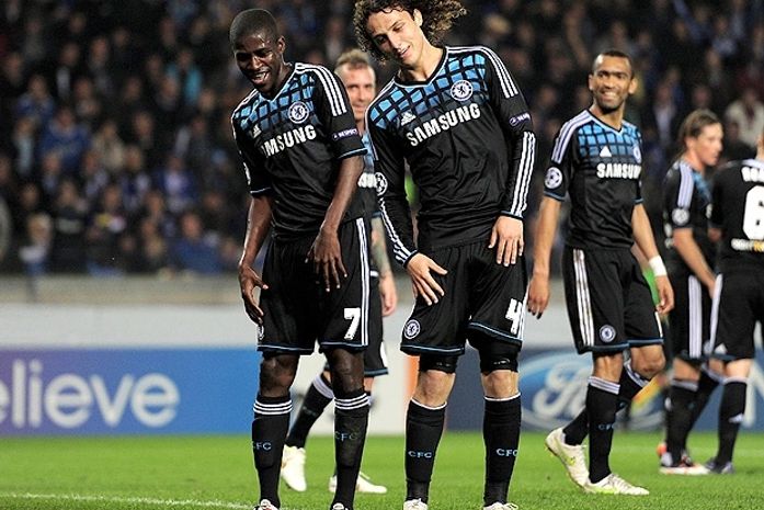 Brasileiros Ramires e David Luiz comemorando gol do Chelsea.