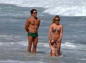 Fiorella Mattheis e Flávio Canto namoram muito nas areias do Rio