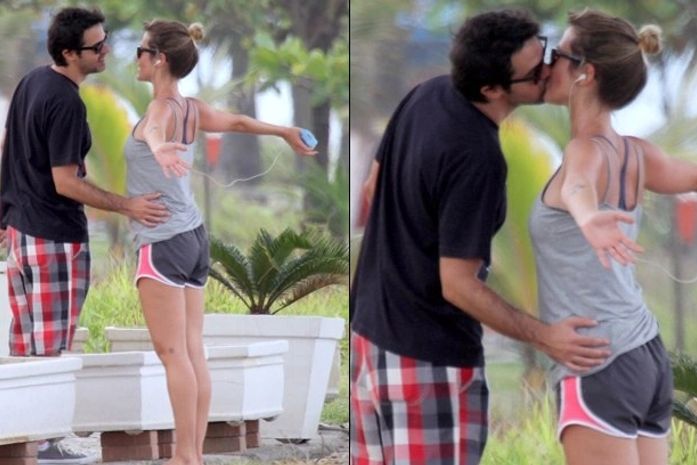 Bruno Mazzeo e Juliana Didone trocam beijos em praia carioca
