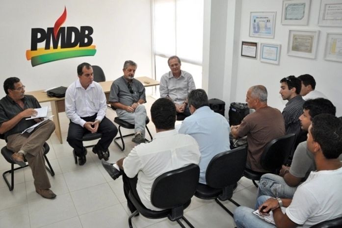 Renan em reunião com representantes dos trabalhadores que esperam nomeação