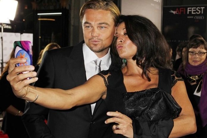 Leonardo DiCaprio é tietado por mulher de diretor em première