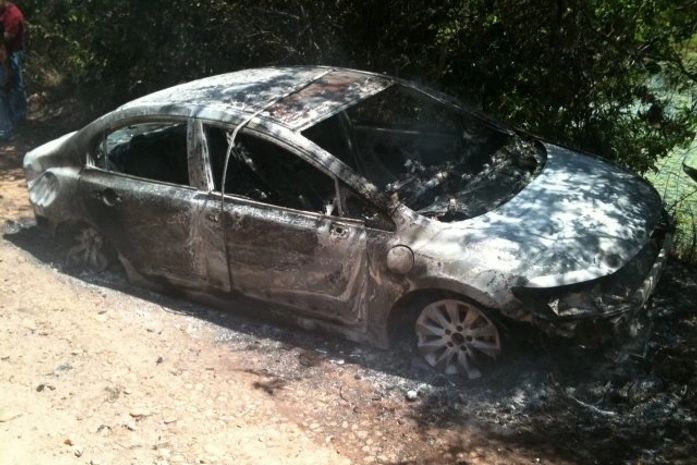 Honda Civic foi encontrado totalmente queimado
