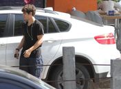 Caio Castro circula com carro de R$ 500 mil pelo Rio de Janeiro
