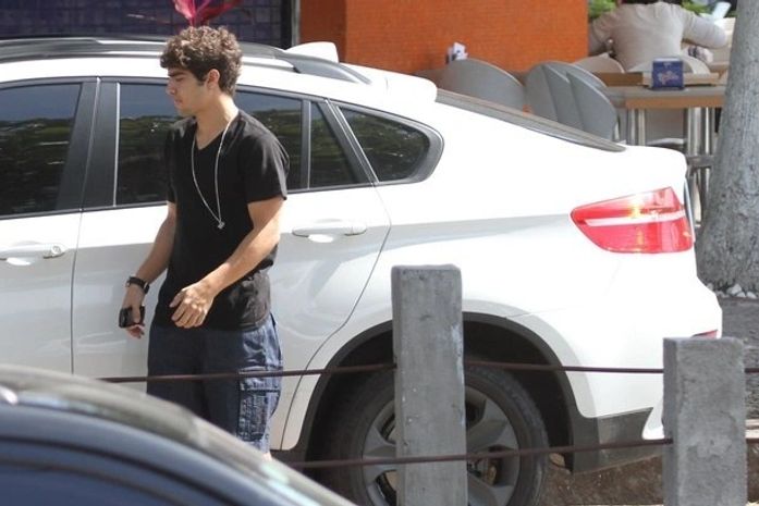 Caio Castro circula com carro de R$ 500 mil pelo Rio de Janeiro