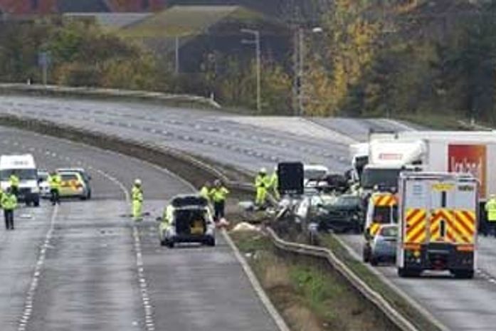 Engavetamento mata pelo menos 7 em estrada na Inglaterra, diz polícia