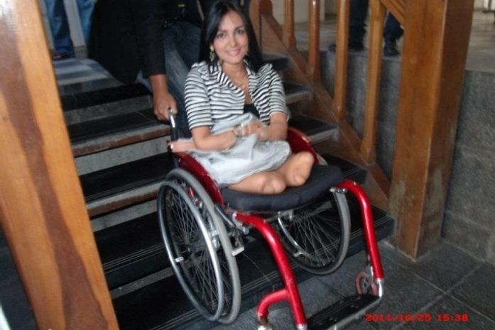 Thaise subindo as escadas da ALE