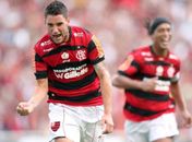 Flamengo goleia o ameaçado Cruzeiro e volta a sonhar com o título