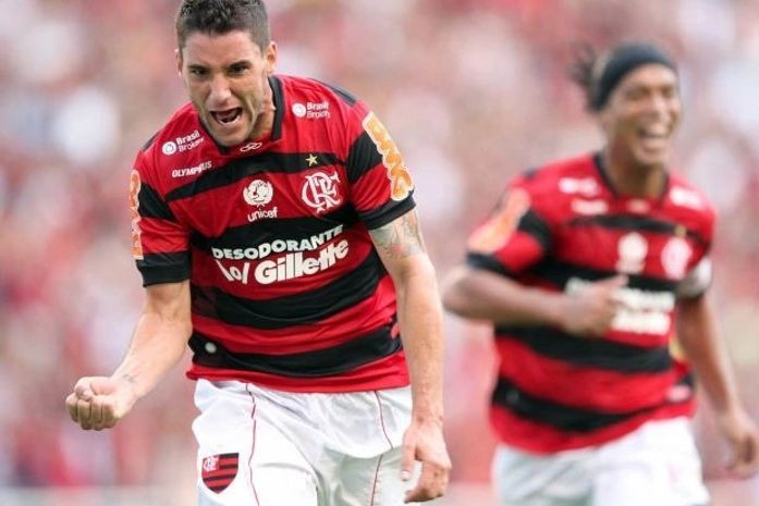 Flamengo goleia o ameaçado Cruzeiro e volta a sonhar com o título