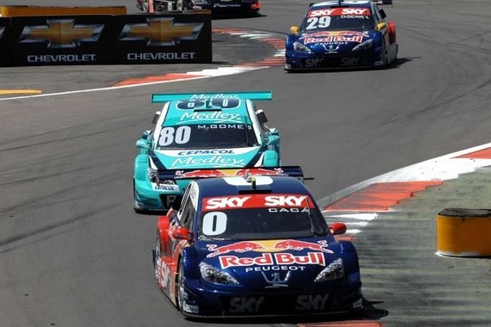 Cacá Bueno abandona mas garante o tetracampeonato da Stock Car
