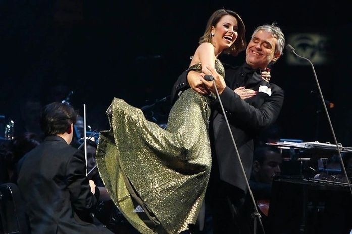 Sandy ganha 'chega mais' carinhoso de Andréa Bocelli