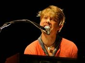 Hanson leva garotas 'de volta para 1997' em show