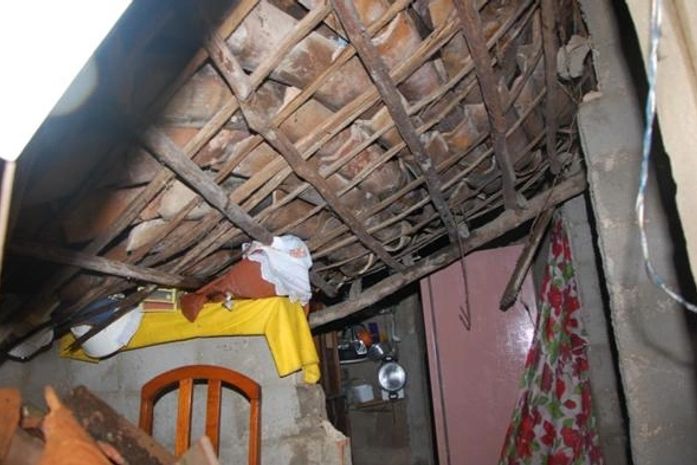 Teto de casa desabou devido às chuvas em Marechal Deodoro