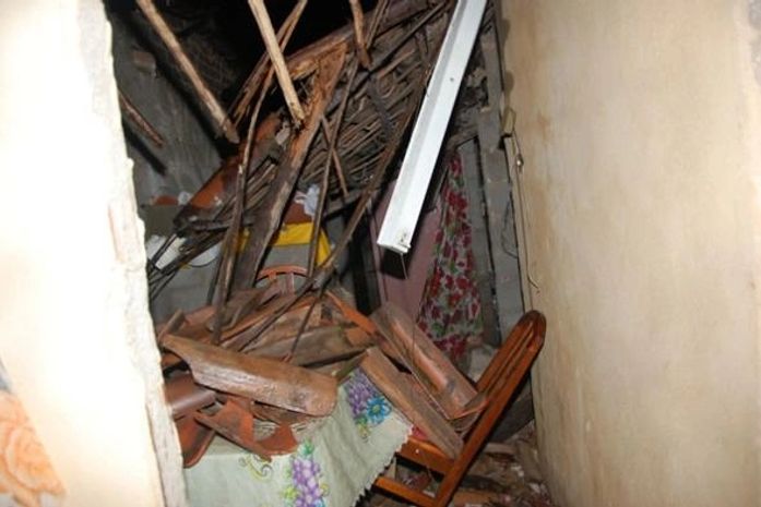 Teto de casa desabou devido às chuvas em Marechal Deodoro