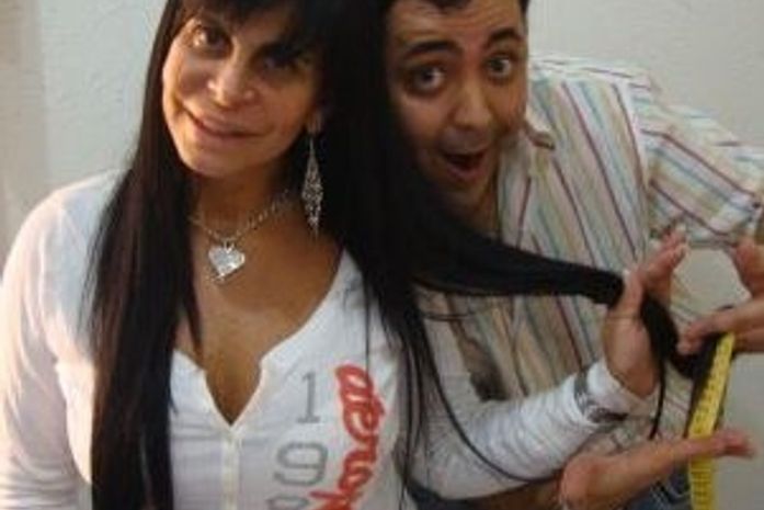 Gretchen inova e coloca aplique de 98 cm no cabelo