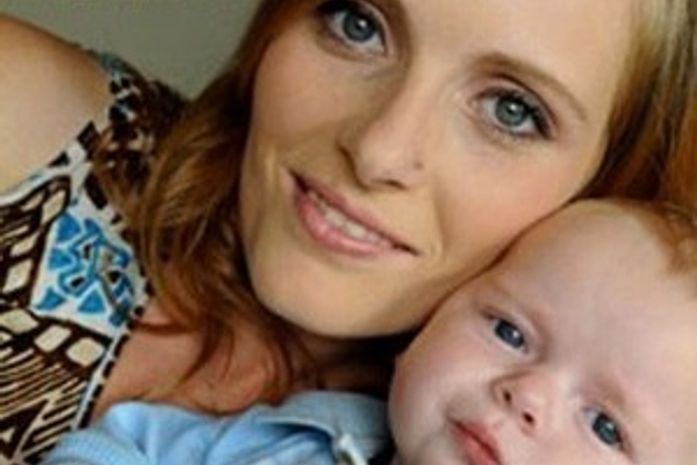 Mãe do suposto filho de Bieber mostra o bebê na TV