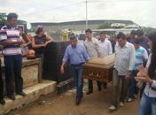 Dor e emoção marcam o enterro do ex-deputado Zé Pedro da Aravel