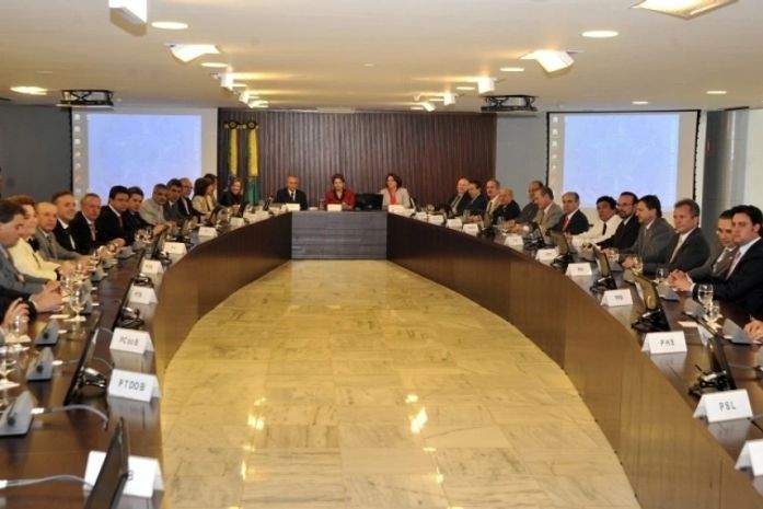 Renan participa de reunião de líderes com a presidente Dilma