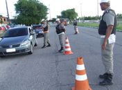 Acidente entre carreta e caminhão de paralelepípedos deixa uma pessoa morta