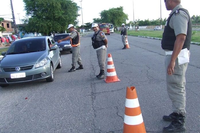 Acidente entre carreta e caminhão de paralelepípedos deixa uma pessoa morta