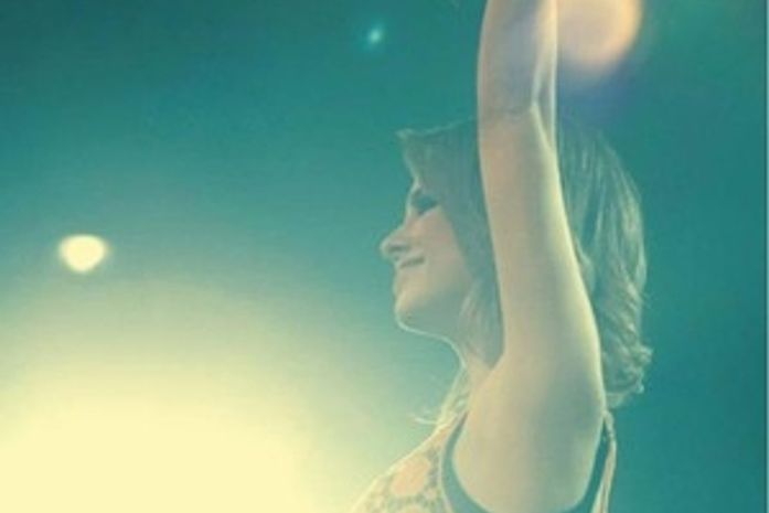 Sandy divulga no Twitter a capa do seu novo DVD, 'Manuscrito'