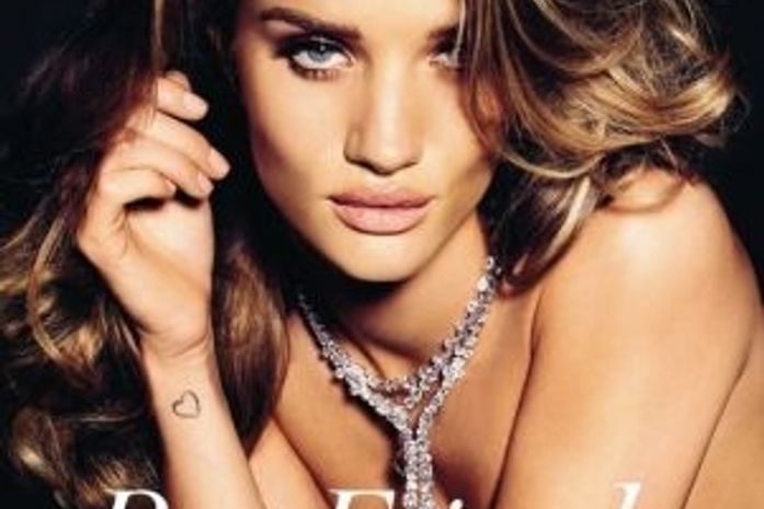 Rosie Huntington-Whiteley posa sem roupa para editorial