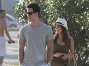 Giovanna Lancellotti passeia com amigo 'inseparável'