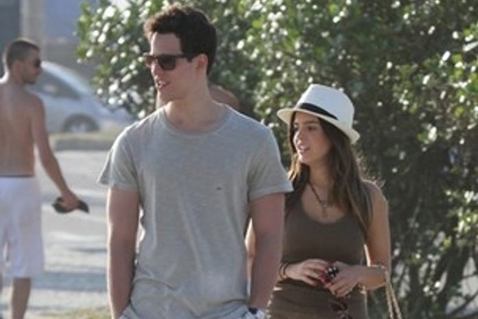 Giovanna Lancellotti passeia com amigo 'inseparável'