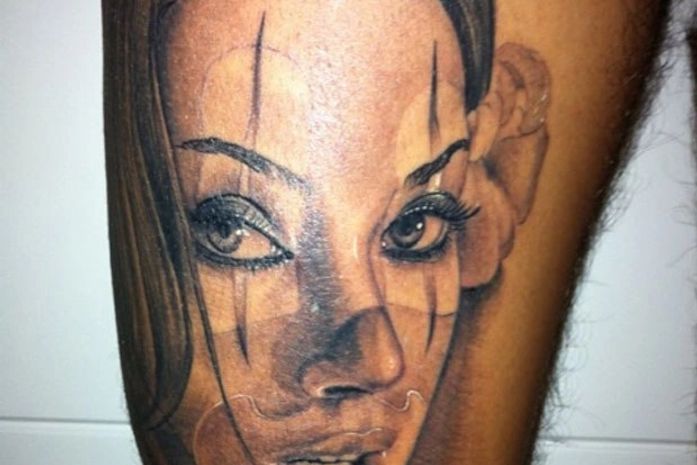 Marido de Dani Bolina tatua o rosto da ex-panicat na coxa